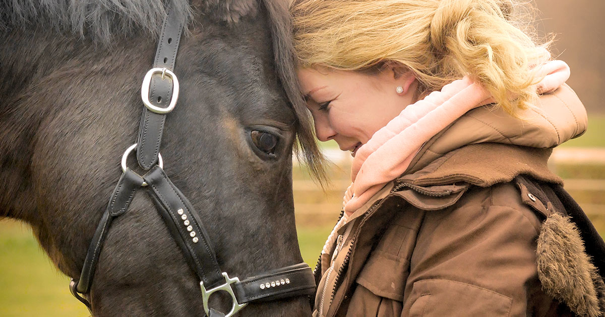 Frau und Pferd Eine Frau und ihr Pferd kuscheln
