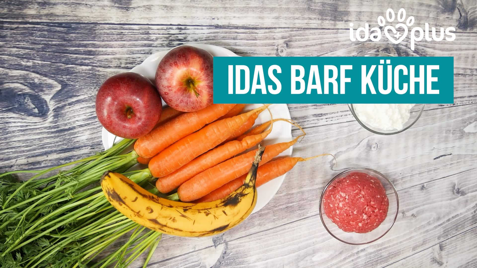 Idas Barf Küche Es liegen Äpfel, Karotten, Hack und einige weitere Barf Lebensmittel auf einem Tisch.