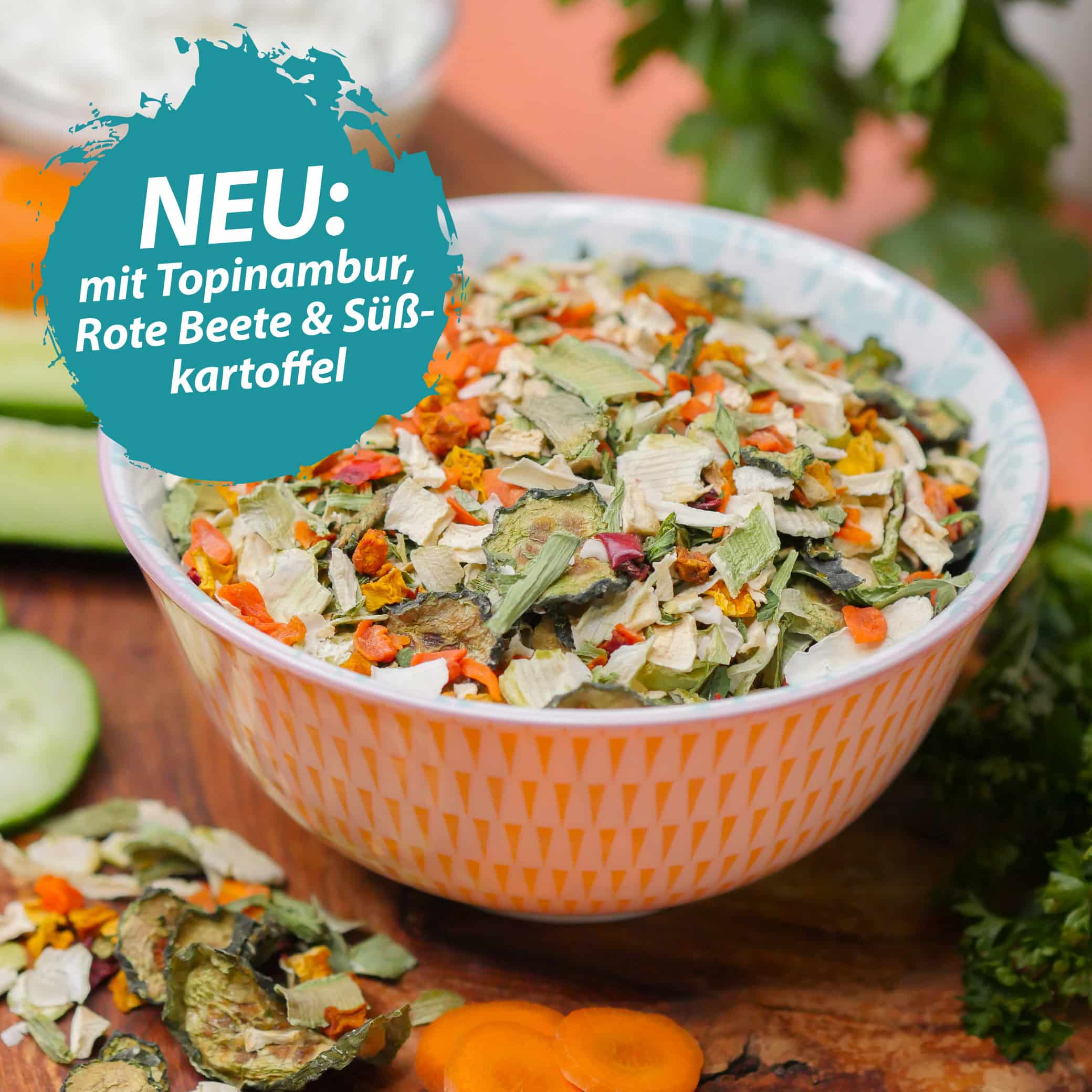 Gemüse Mix in einer Schüssel Der Gemüse Mix ist in einer Schüssel. Im Vordergrund des Bildes steht geschrieben 'NEU: mit Topinambur, Rote Beete & Süßkartoffel'